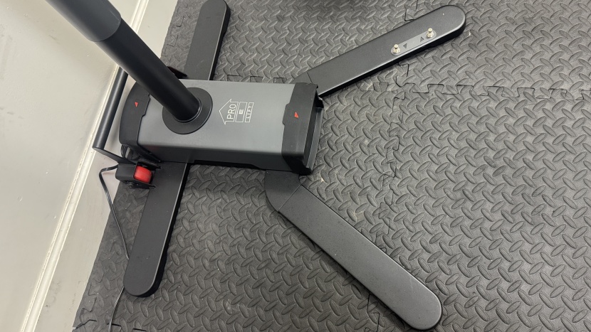 feedback sports pro e lift bike repair stand - the wide base provides a solid foundation for heavier bikes.