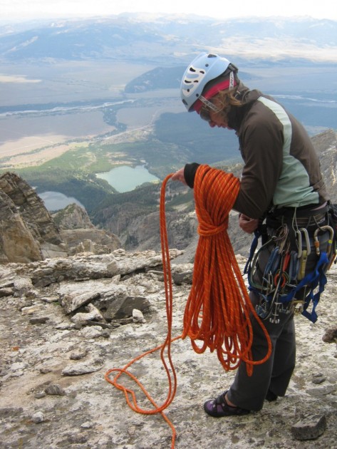camp armour lady - mckenzie long coiling the mammut infinity and wearing the camp...
