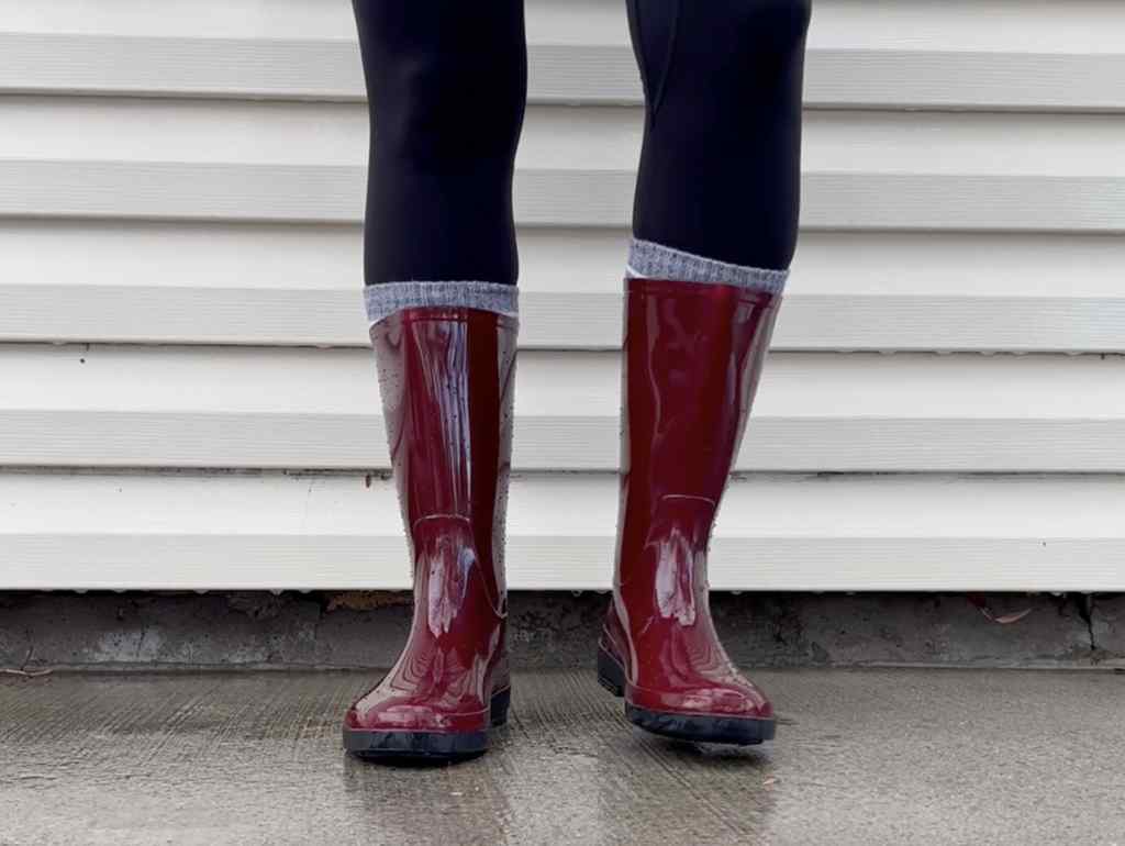 Hunter red rubber rain boots with matching selling boot socks